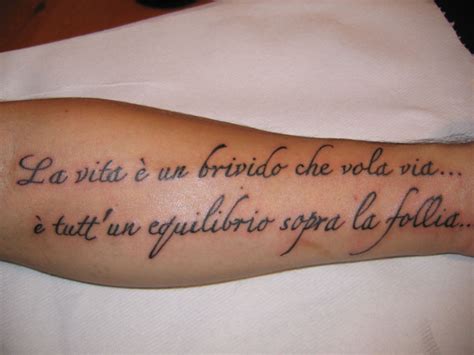 tatuaggi scritta uomo|TATUAGGI CON SCRITTE 